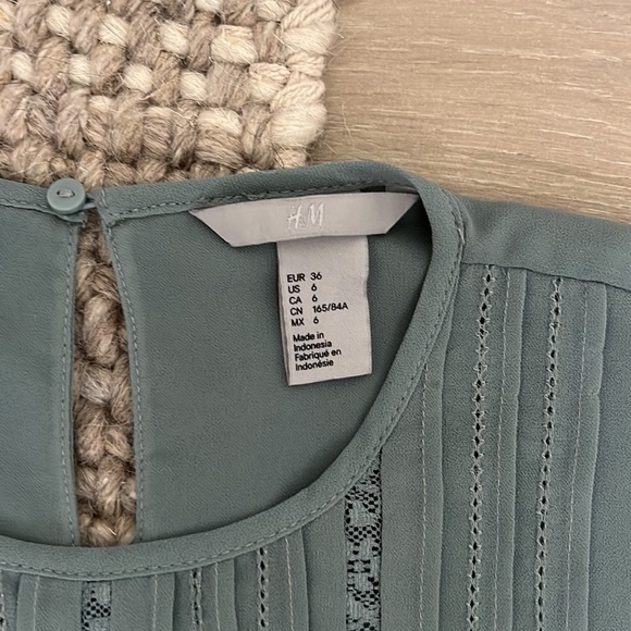 H&M Short Sleeve Blouse - Picture 3 of 3